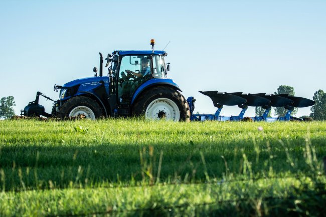 Traktory New Holland T5 se totiž drží pod 2,65 metru celkové výšky.