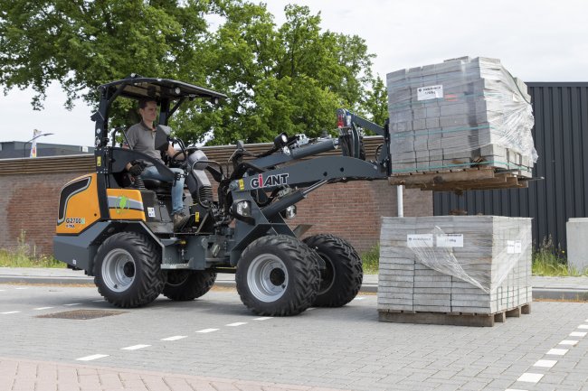 Díky vyšší provozní hmotnosti téměř 2 600 kg a trakční síle 12 500 N jsou elektrifikované modely TOBROCO-GIANT G2700E a TOBROCO-GIANT G2700E X-TRA schopny vykonávat těžké úkoly.