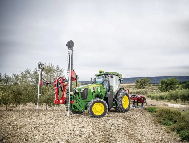 Prostřednictvím operačního střediska John Deere 5ML lze traktor připojit k softwarovým aplikacím partnerských společností.