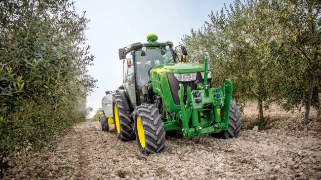 Zvláštností modelu John Deere 5ML je jeho mimořádná nosnost, která u zadní hydrauliky dosahuje 4 900 kg. U přední hydrauliky je to 2 900 kg a užitečné zatížení 3 500 kg.