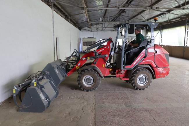 Rychlou výměnu příslušenství (kleště na balíky, lžíce apod.) usnadňuje hydraulický upínací systém nakladače Weidemann 1390.