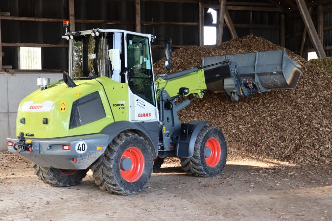 Naložit návěs štěpkou jsme mohli i kloubovým nakladačem s teleskopickým výložníkem. Šlo o model CLAAS TORION 738 T Sinus.