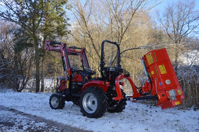 Malotraktor Captain v agregaci s mulčovačem.