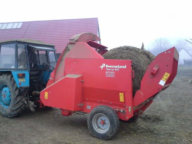 Základem rozdružovače Kverneland je celokovový zásobník – vana svařená ze silnostěnných profilů s hydraulicky sklopným zadním nakládacím čelem.