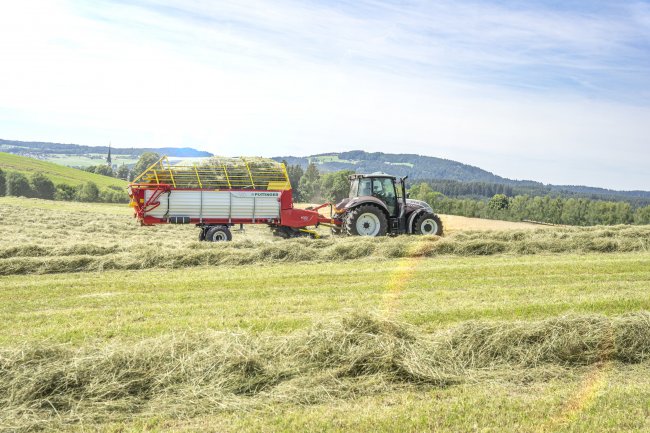 Na trh přichází senážní vůz Pöttinger BOSS 3000 s klasickým vkládacím ústrojím SUPERMATIC.