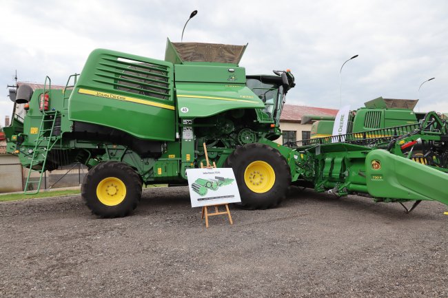 Sklízecí mlátička řady John Deere T670i v provedení Hillmaster.