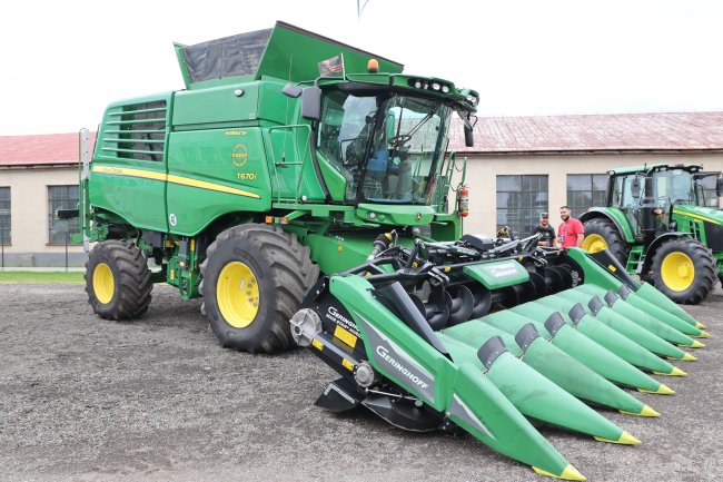 Ke sklízecí mlátičce John Deere řady T je k dispozici balíček výbavy pro sklizeň kukuřice.