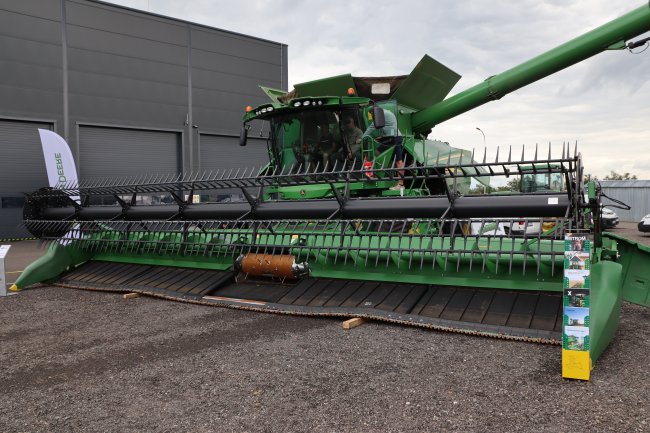 Flexibilní sklízecí adaptér John Deere FD735 je speciálně zkonstruován pro sklizeň polehlých plodin a plodin rostoucích nízko při zemi.