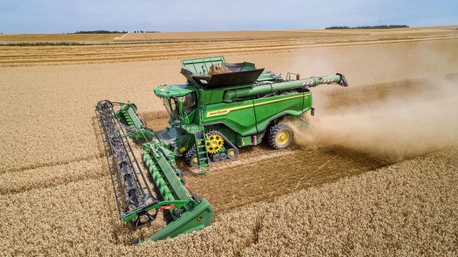 Až o 50 % více výkonu ve srovnání s řadou S dokáže nabídnout vlajková loď – axiální sklízecí mlátička John Deere X9.