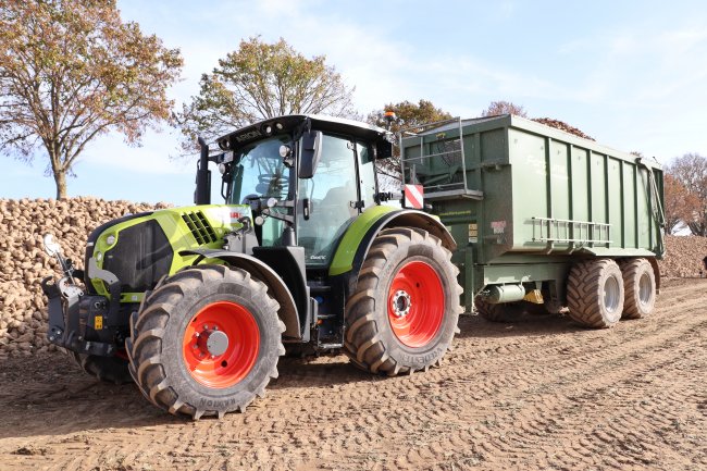 Měli jsme možnost projet se i traktorem CLAAS ARION 550 s tandemovým návěsem naplněným štěpkou.