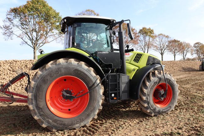 Traktor CLAAS AXION 870byl vybaven nejvýkonnějším systém CLAAS CTIC 2800, který nabízí průtok vzduchu až 2 800 l/min.