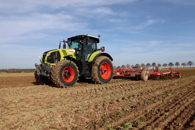 Systém CTIC a CEMOS nám byl blíže představen na kolovém traktoru CLAAS AXION 870 s kypřičem.