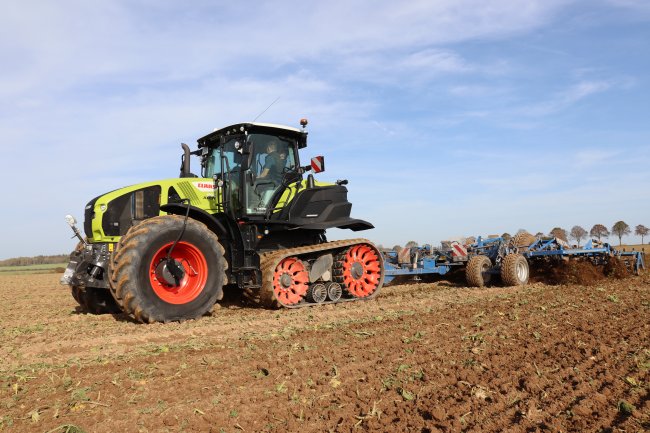 Ve spojení s dalším kypřičem jsme si vyzkoušeli polopásový traktor CLAAS AXION 960 TERRA TRAC.