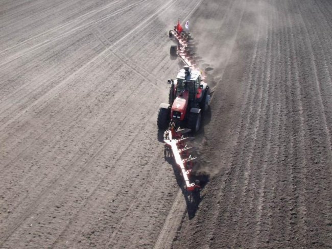 Tmavá písčitohlinitá půda na zeleninové farmě o rozloze 800 ha poblíž obce Sanguinet v Bordeau v jihozápadní Francii.