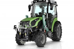 Úzkorozchodné traktory Deutz-Fahr 5 DS/5 DS TTV jsou vhodné do úzkých vinic. Nářadí lze zavěsit i mezi nápravy traktoru