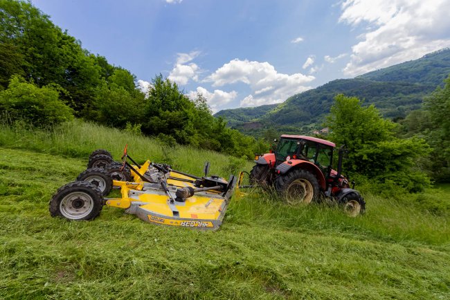 BEDNAR MULCHER MZ je navržen tak, že jeho boční křídla mohla pracovat i ve zdvižené poloze.