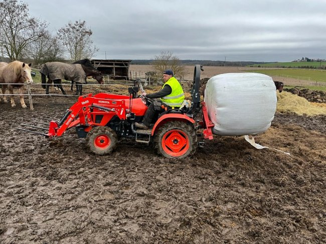 Jiří Červenka své přítelkyni na koňskou farmu minulý rok pořídil i nejmenší traktor Kubota EK1-261.