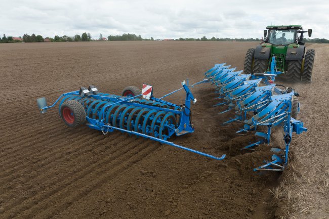 Lemken nyní uvádí na trh nový podvozek pro svůj prstencový pěch Lemken VarioPack, který umožňuje snadnou přepravu po silnici i velkých pěchů používaných s velkými nesenými i polonesenými pluhy.