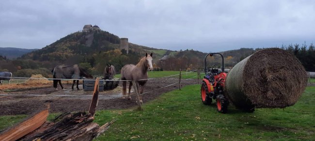 Traktor Kubota EK1-261 si uchovává ovladatelnost i při manipulaci s 300kg balíky sena.