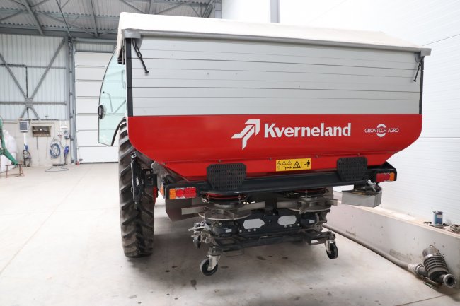 Traktor Kubota M6-142 brzy vyjede do polí s neseným rozmetadlem Kverneland Exacta CL GEOSPREAD, u kterého majitel oceňuje velmi přesné rozmetání hnojiv.
