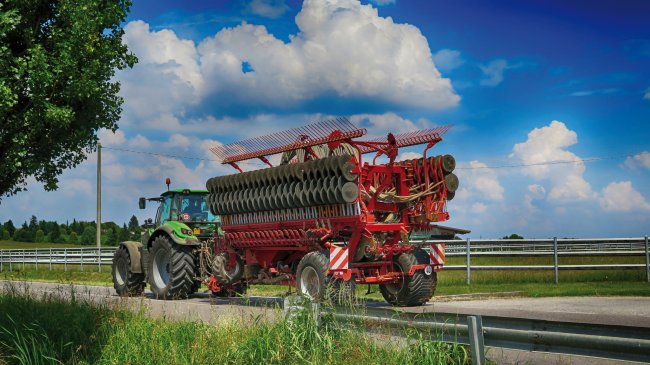 Široko záběrový pneumatický secí stroj Kverneland DG II v přepravní poloze.