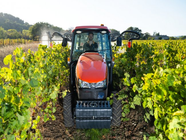 Při práci v řádkových kulturách, jako jsou sady a vinice, je nejdůležitější vlastností dobrého úzkorozchodného traktoru Kubota M5002 Narrow manévrovatelnost.