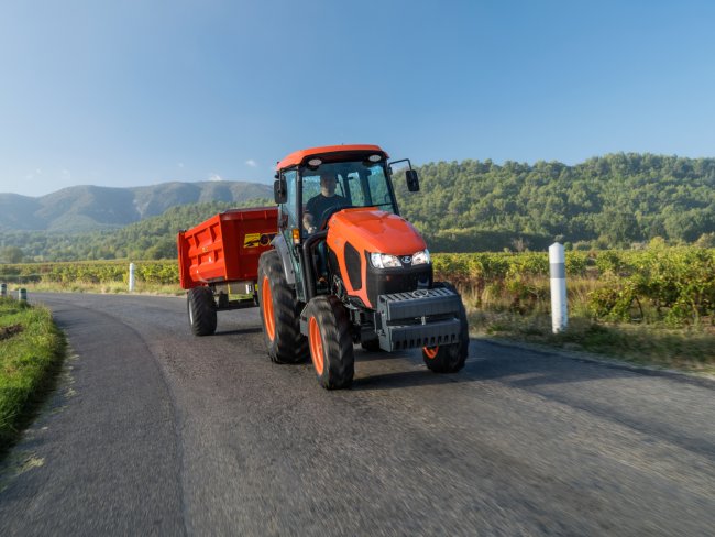 Traktory Kubota M5002 Narrow poskytují výkon potřebný pro všechny polní a dopravní práce.