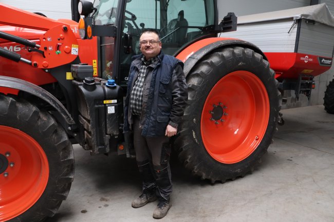 Marek Imrich u nově pořízeného traktoru Kubota M6-142 a a rozmetadla Kverneland Exacta CL GEOSPREAD.
