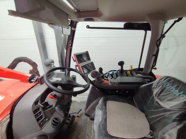 Marek Imrich chválí také komfortní a prostornou kabinu traktoru Kubota M6-142.