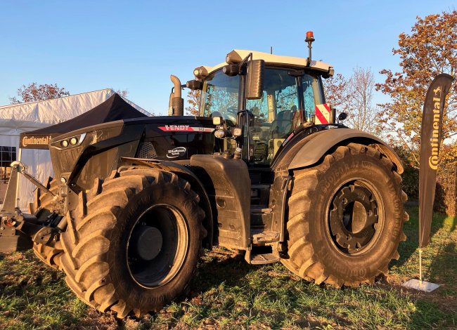 Pneumatika Continental VF TractorMaster v rozměru VF900/60 R42.