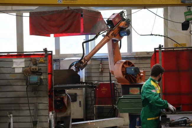 Ve výrobním závodu ROC jsou uplatňovány i robotické ruky.