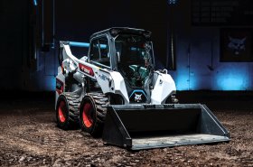 Bobcat představuje plně elektrický smykem řízený nakladač Bobcat S7X