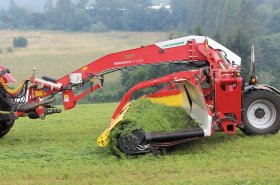 S pásovým řádkovačem Pöttinger MERGENTO VT 9220 kvalitněji a rychleji na farmě i ve službách