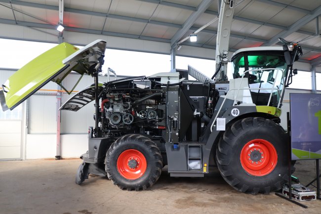 At the first stand, harvesting technology specialist Rostislav Mrhal presented the Claas Jaguar 950 self-propelled machine.