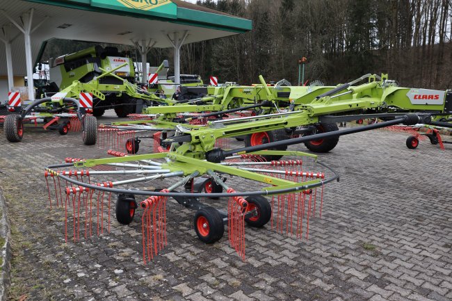 Na venkovní ploše byla vystavena technika Claas pro sklizeň pícnin a nechyběly také traktory Claas.