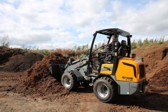 Model TOBROCO-GIANT G2500 HD je se svou provozní hmotností 2 400 kg zařazen do vyšší třídy.