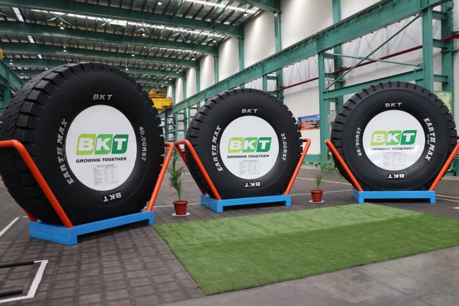 Největší vyráběné pneumatiky firmou BKT – určené jsou pro důlní sklápěče.