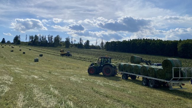 Tím, jak postupně rostla produkce píce a tím pádem i počet balíků, byl loni pořízen od BV-Techniky přepravník balíků Cynkomet T-608 /3, který nahradil tři jiné vleky.