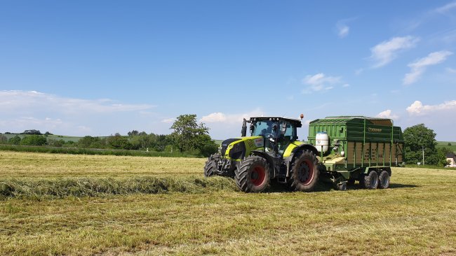 Traktor se senážním vozem Krone AX nahradil celou sklizňovou linku se čtyřmi lidmi. Podle vedení podniku se sklizní senážním vozem zvýšila kvalita senáže.