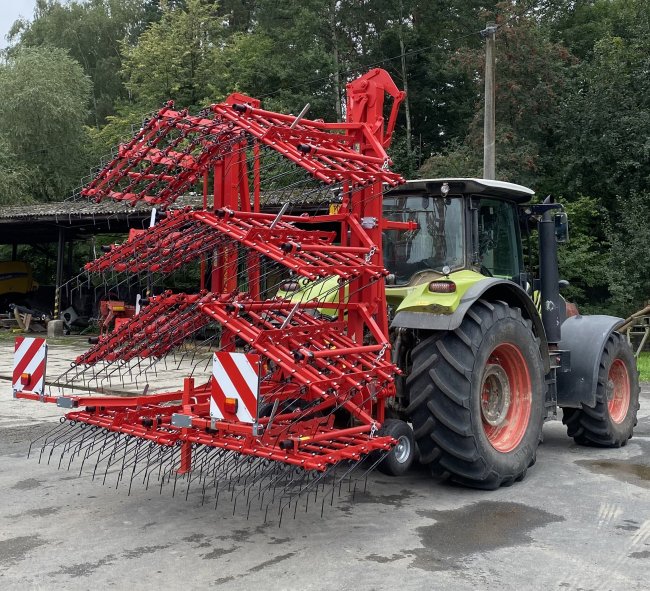 Minulý rok společnost od BV-techniky pořídila prutové brány Einböck. Slouží k narušení půdní struktury a podpory mineralizace, díky níž jsou ve společnosti schopni získat významné množství dusíku za rok. Prutové brány také podporují lepší hospodaření s vláhou, zapojení porostu a provádí vyvláčení plevele.