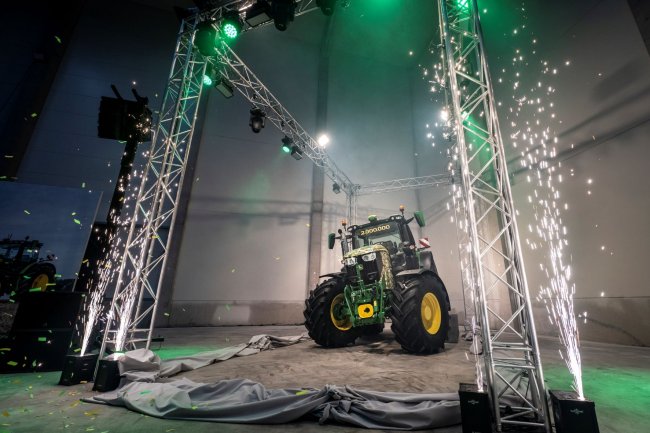 Každé 4,2 minuty sjede z montážní linky jeden traktor John Deere.