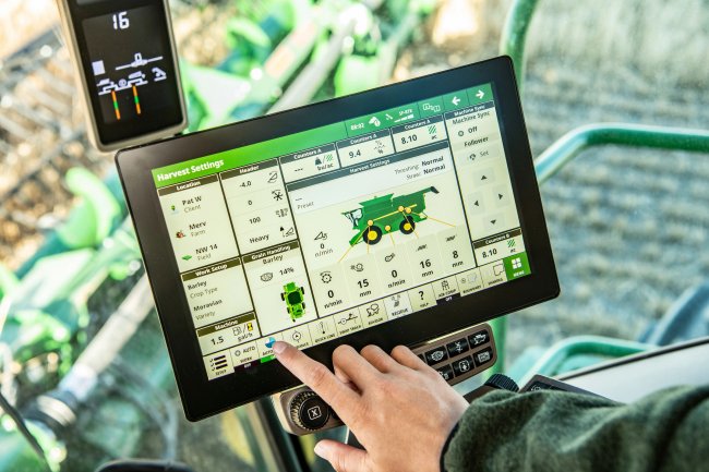 Nová řada displejů John Deere G5, které chráněny voděodolnou konstrukcí (IP65).