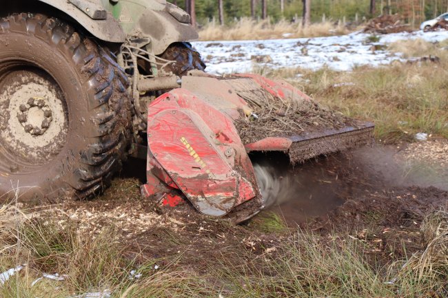 Hmotu drtí kladiva o protinože, které jsou uložena v 5 řadách v podběhu a na hydraulické klapce.