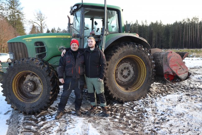 Josef Krejčí se svým synem obsluhujícím soupravu John Deere 7530 Premium s frézou Seppi M typu STARFORST.