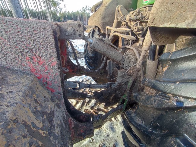 Ramena zadního závěsu traktoru byla v plovoucí poloze a proto fréza díky tomu měla větší výkyv a lepší kopírování terénu. Hydraulickým třetím bodem se nastavuje výška rotoru frézy nad zemí. I při zvedání je kardan téměř ve vodorovné pozici.