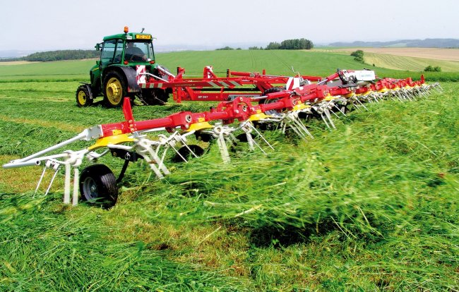 Širokozáběrový tažený obraceč Pöttinger HIT 1214 T s pracovním záběrem 12,70 metru.