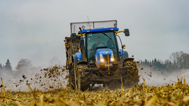 Pro samotnou aplikaci se využívají rozmetadla hnojiv a je nutné dbát na to, aby byl hnůj na pozemek aplikován rovnoměrně.