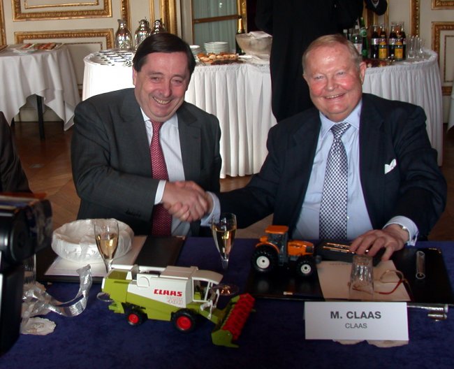 Podpis smlouvy mezi Helmutem Claasem a Patrickem Faurem, členem představenstva společnosti Renault S.A., se setkal se značným mediálním ohlasem poté, co byl následující den oznámen na veletrhu SIMA v Paříži. 