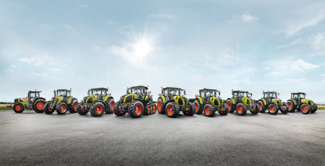 Traktory Claas různých modelových řad.