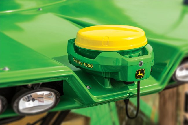 Přijímač John Deere StarFire 7000 s přesností RTK 2,5 cm.